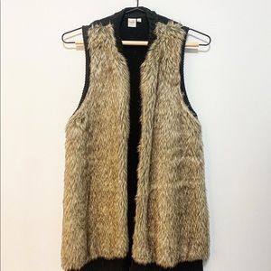 Twik faux fur vest